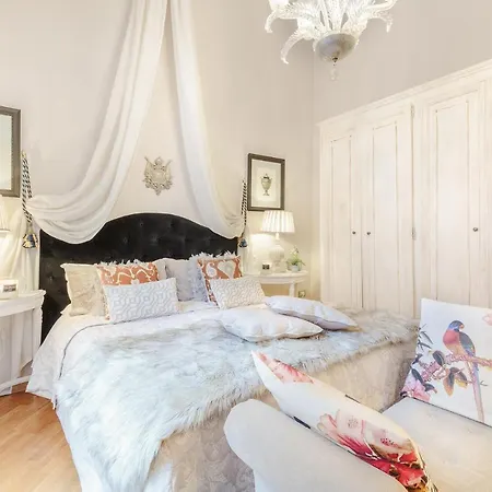 Apartment Casa San Giovanni, Romantic With View Over A Church Lucca