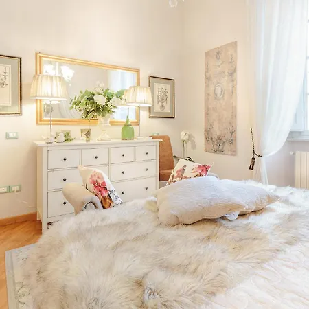 Apartment Casa San Giovanni, Romantic With View Over A Church Lucca